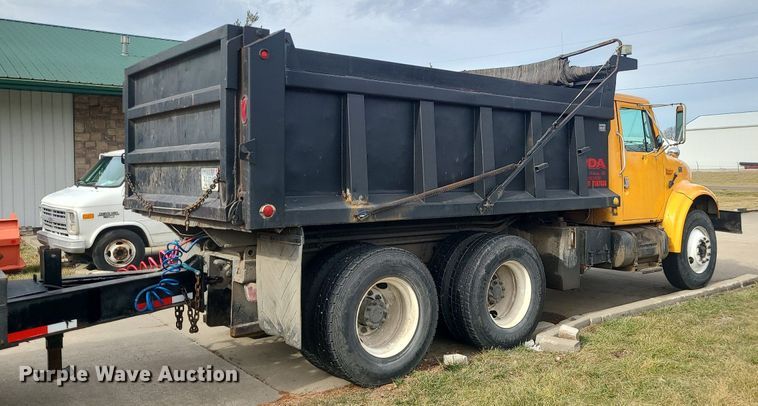 image for item MQ9585 2002 International  4900 dump truck