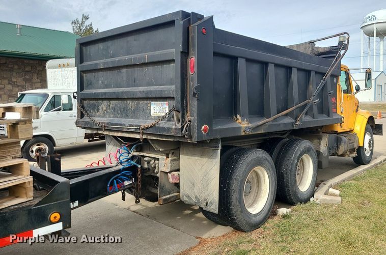 image for item MQ9585 2002 International  4900 dump truck