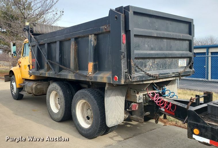 image for item MQ9585 2002 International  4900 dump truck