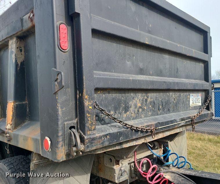 image for item MQ9585 2002 International  4900 dump truck