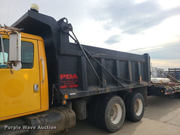 image for item MQ9585 2002 International  4900 dump truck