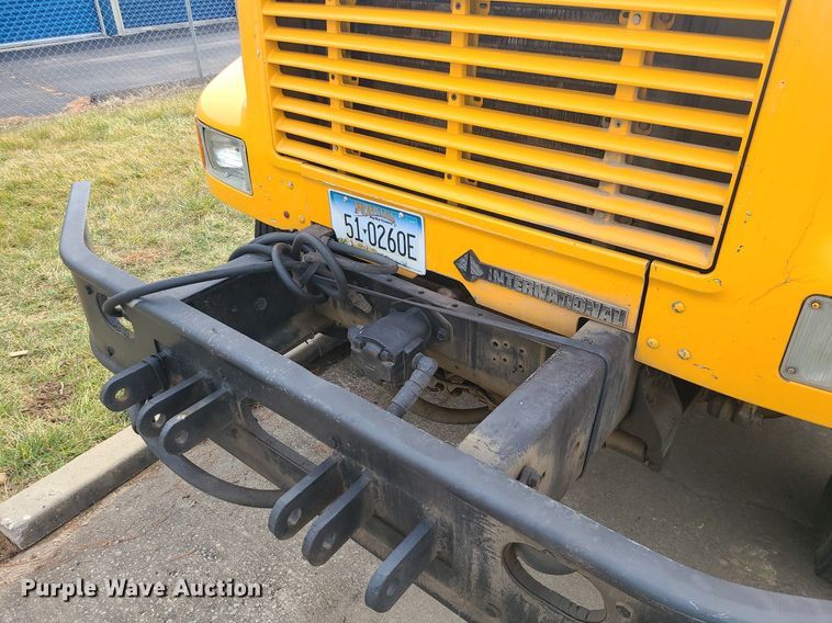 image for item MQ9585 2002 International  4900 dump truck