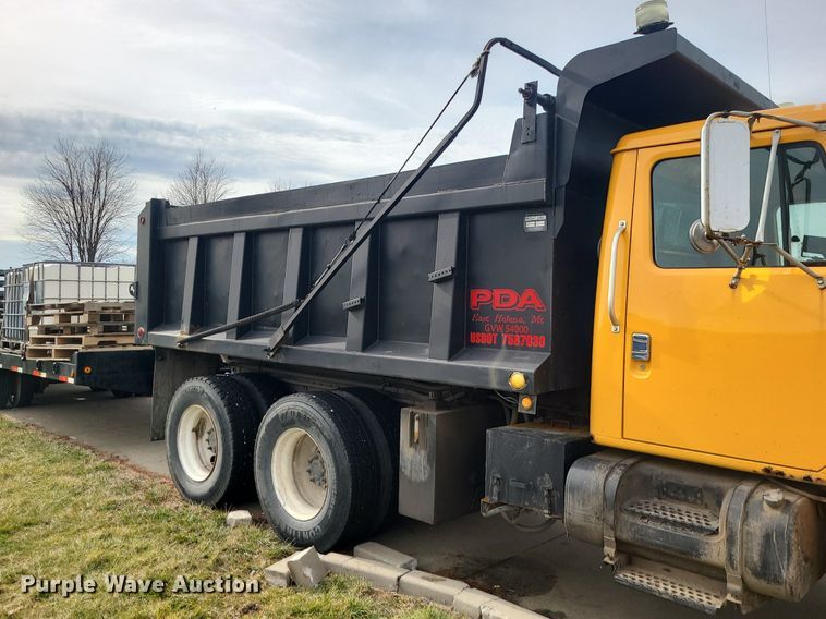 image for item MQ9585 2002 International  4900 dump truck