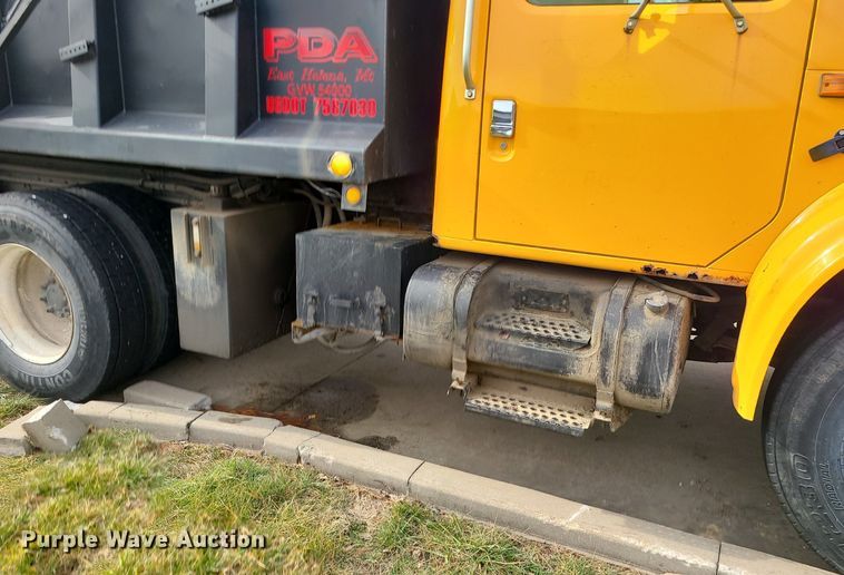 image for item MQ9585 2002 International  4900 dump truck