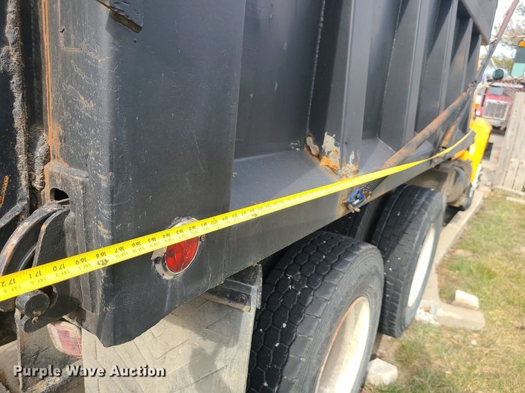 image for item MQ9585 2002 International  4900 dump truck