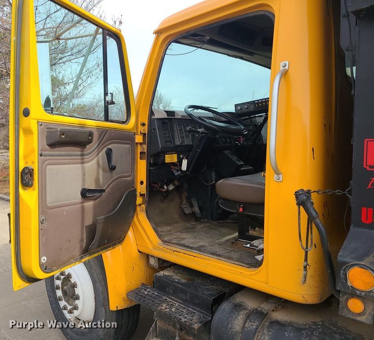 image for item MQ9585 2002 International  4900 dump truck