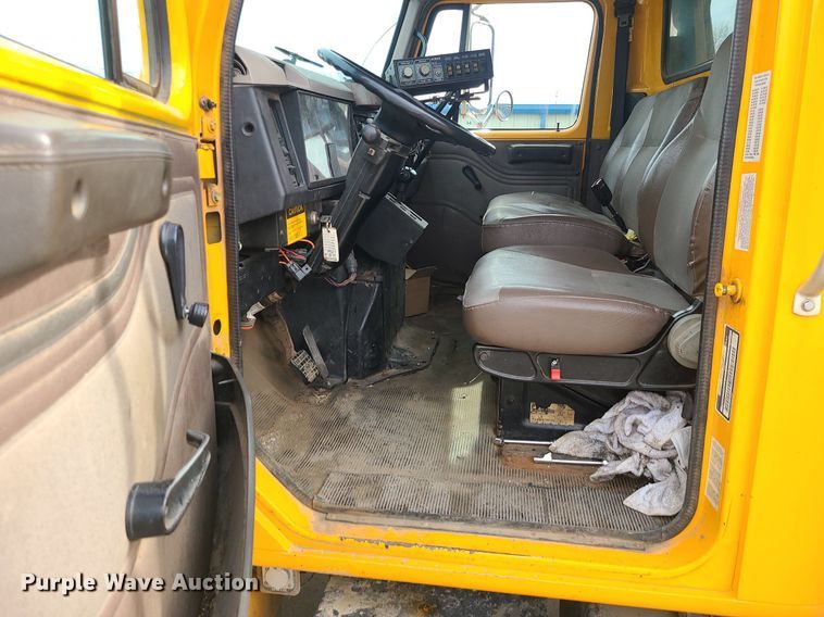 image for item MQ9585 2002 International  4900 dump truck