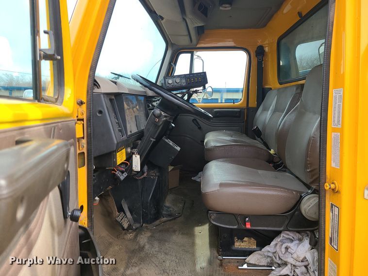 image for item MQ9585 2002 International  4900 dump truck