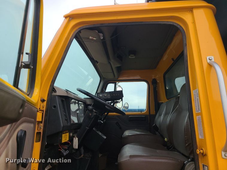 image for item MQ9585 2002 International  4900 dump truck