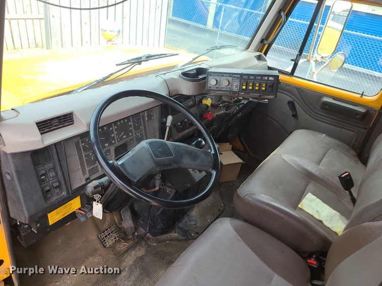 image for item MQ9585 2002 International  4900 dump truck