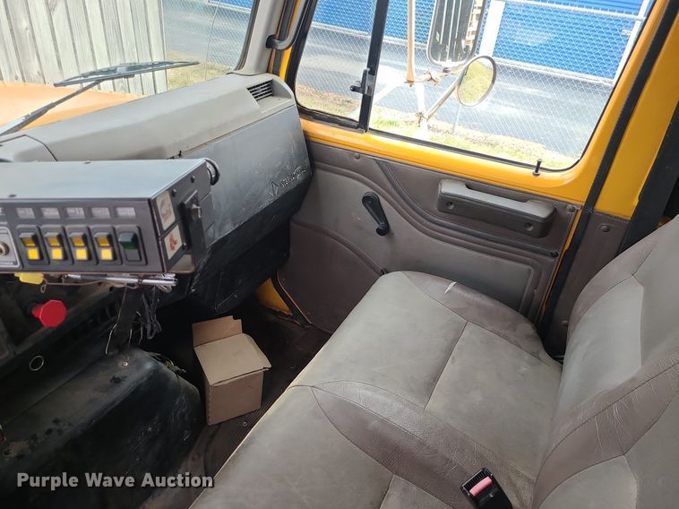 image for item MQ9585 2002 International  4900 dump truck