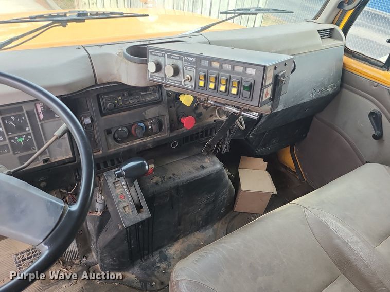 image for item MQ9585 2002 International  4900 dump truck