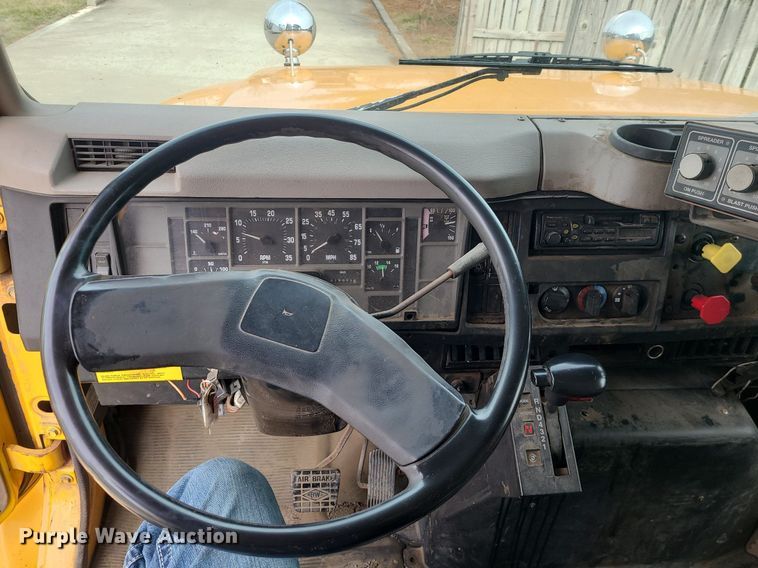 image for item MQ9585 2002 International  4900 dump truck