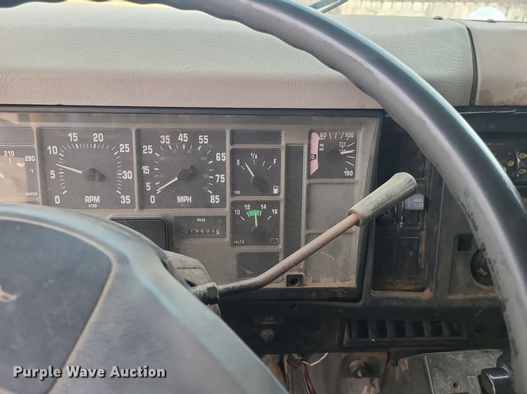 image for item MQ9585 2002 International  4900 dump truck