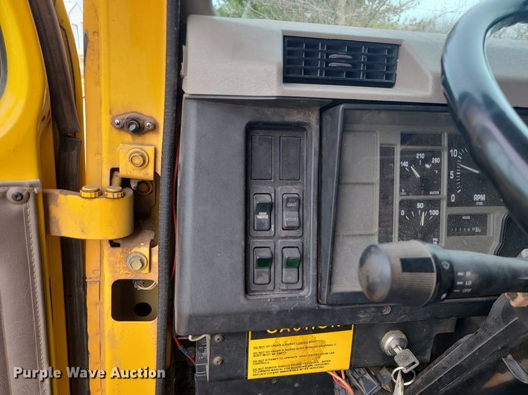 image for item MQ9585 2002 International  4900 dump truck