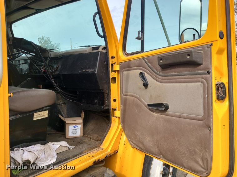 image for item MQ9585 2002 International  4900 dump truck