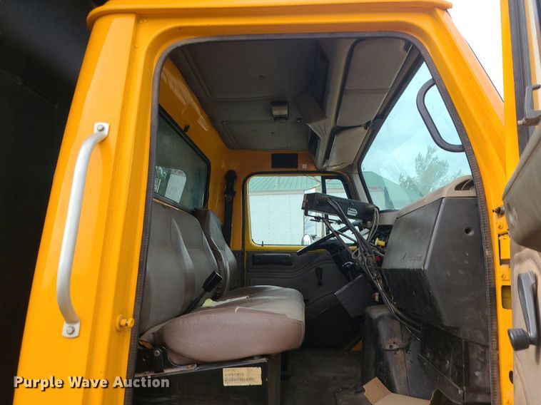 image for item MQ9585 2002 International  4900 dump truck