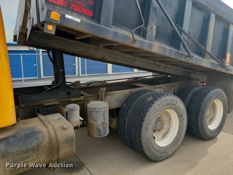 image for item MQ9585 2002 International  4900 dump truck