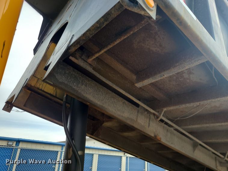 image for item MQ9585 2002 International  4900 dump truck