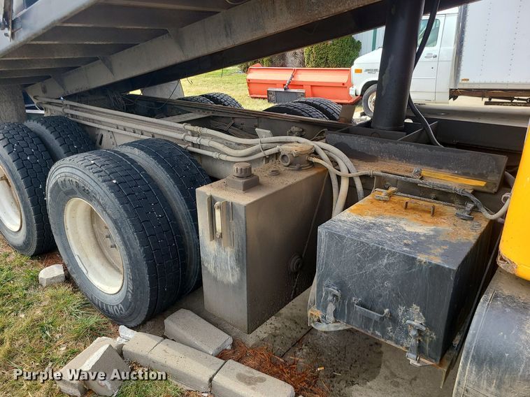 image for item MQ9585 2002 International  4900 dump truck