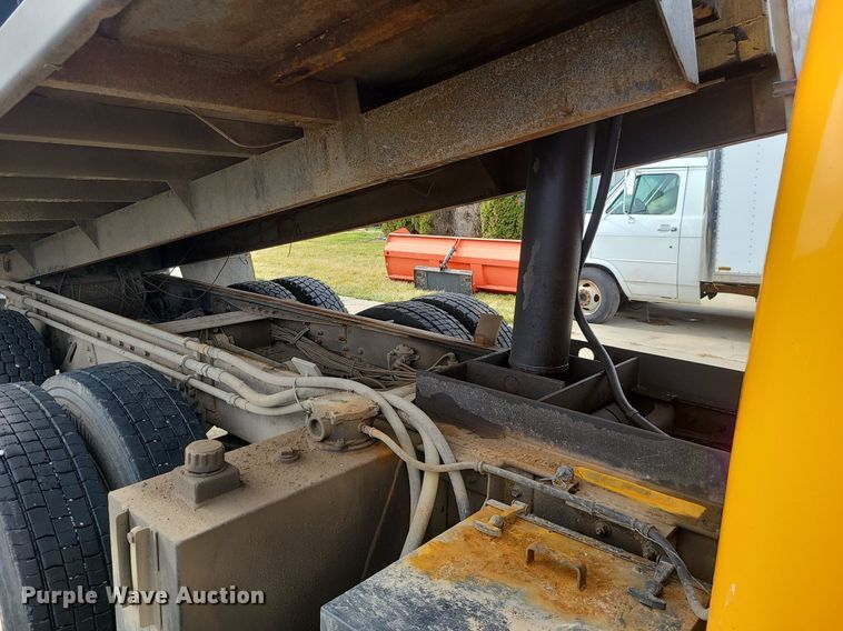 image for item MQ9585 2002 International  4900 dump truck