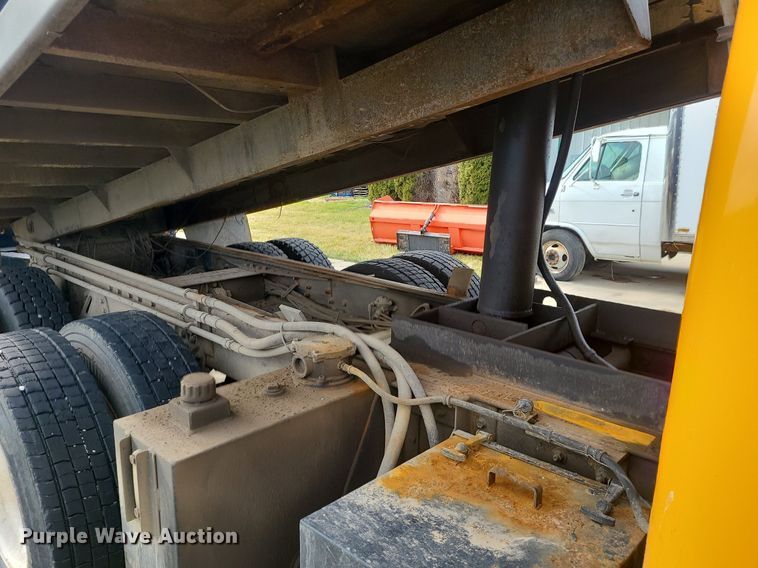 image for item MQ9585 2002 International  4900 dump truck