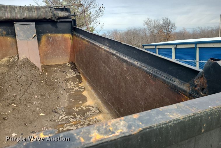 image for item MQ9585 2002 International  4900 dump truck