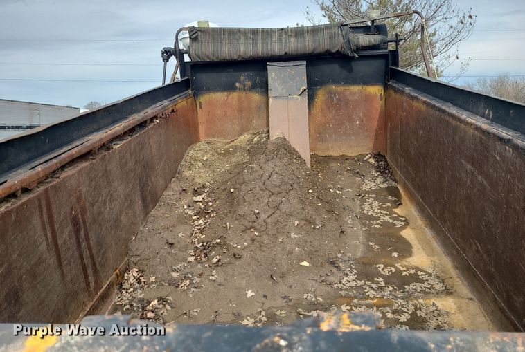 image for item MQ9585 2002 International  4900 dump truck