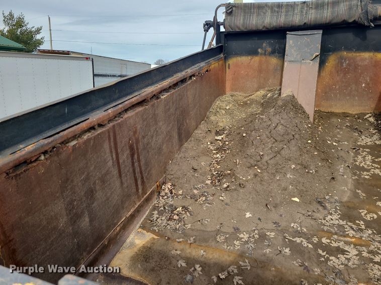 image for item MQ9585 2002 International  4900 dump truck