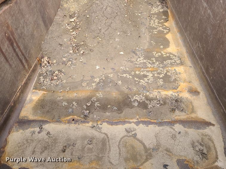 image for item MQ9585 2002 International  4900 dump truck