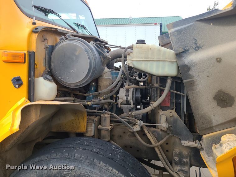 image for item MQ9585 2002 International  4900 dump truck