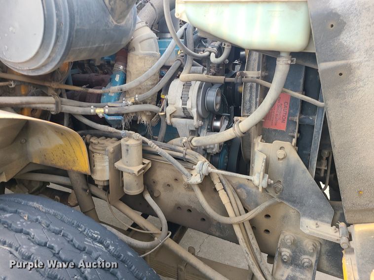 image for item MQ9585 2002 International  4900 dump truck