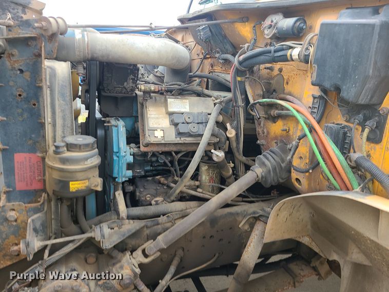 image for item MQ9585 2002 International  4900 dump truck