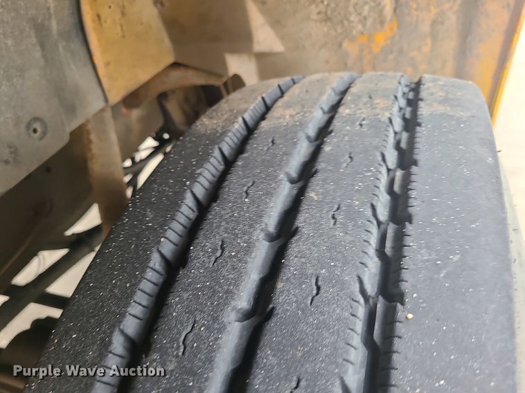 image for item MQ9585 2002 International  4900 dump truck