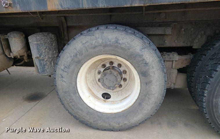 image for item MQ9585 2002 International  4900 dump truck