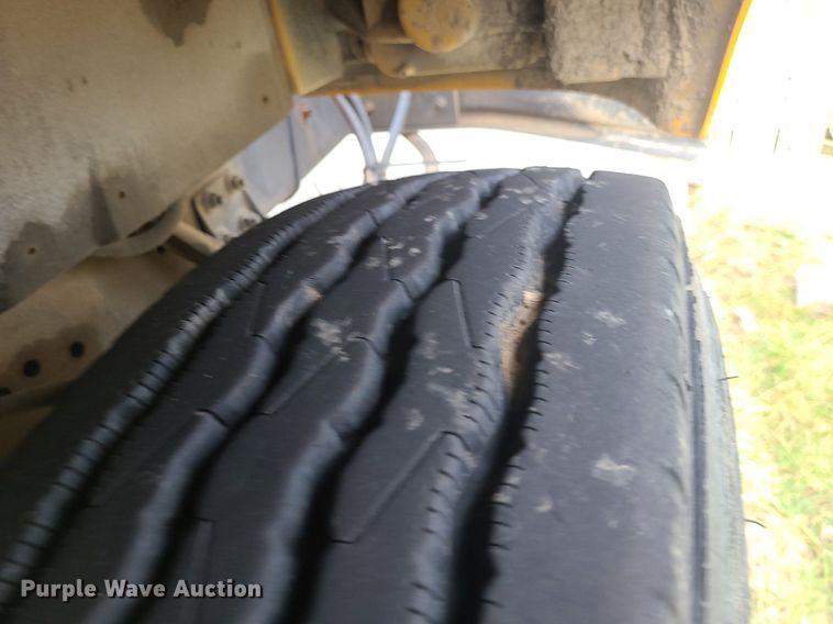 image for item MQ9585 2002 International  4900 dump truck