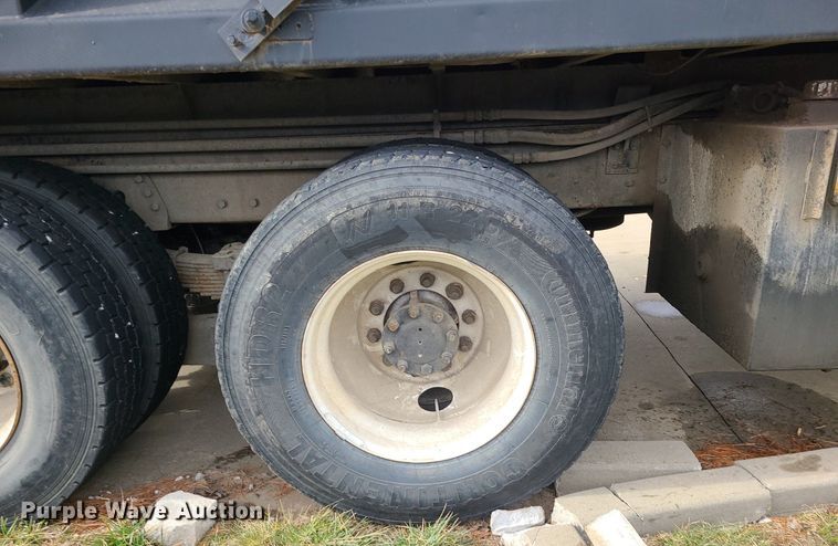 image for item MQ9585 2002 International  4900 dump truck