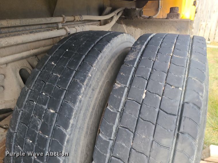 image for item MQ9585 2002 International  4900 dump truck