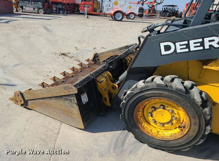 image for item MQ9602 2016 John Deere  318G skid steer loader