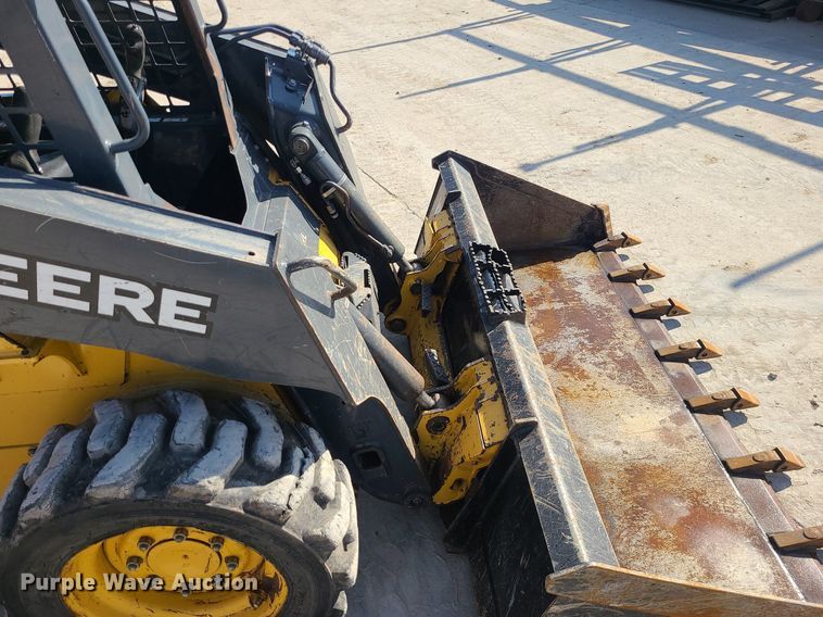 image for item MQ9602 2016 John Deere  318G skid steer loader