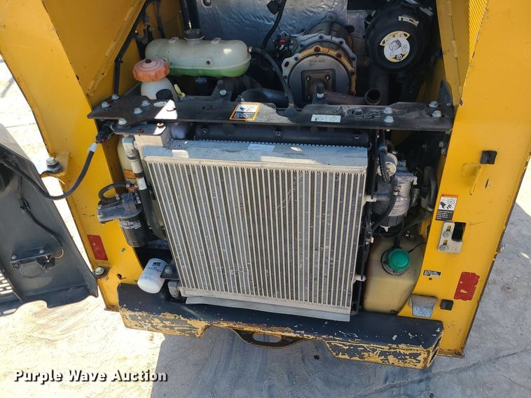 image for item MQ9602 2016 John Deere  318G skid steer loader