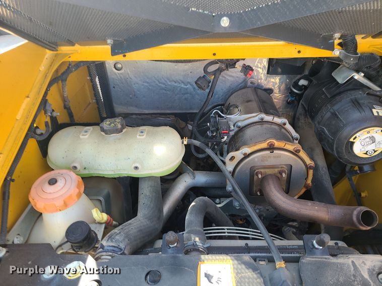 image for item MQ9602 2016 John Deere  318G skid steer loader