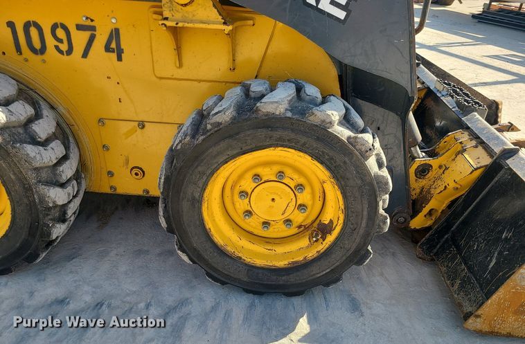 image for item MQ9602 2016 John Deere  318G skid steer loader