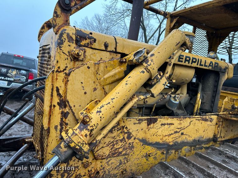 image for item NE9752 1965 Caterpillar D6C dozer