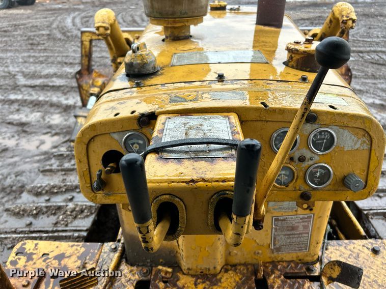 image for item NE9752 1965 Caterpillar D6C dozer