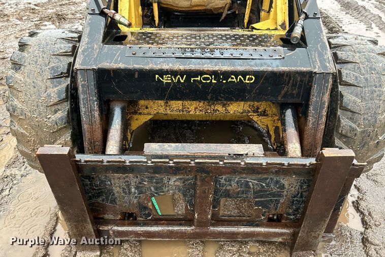 image for item NE9753 1993 New Holland L783 skid steer loader