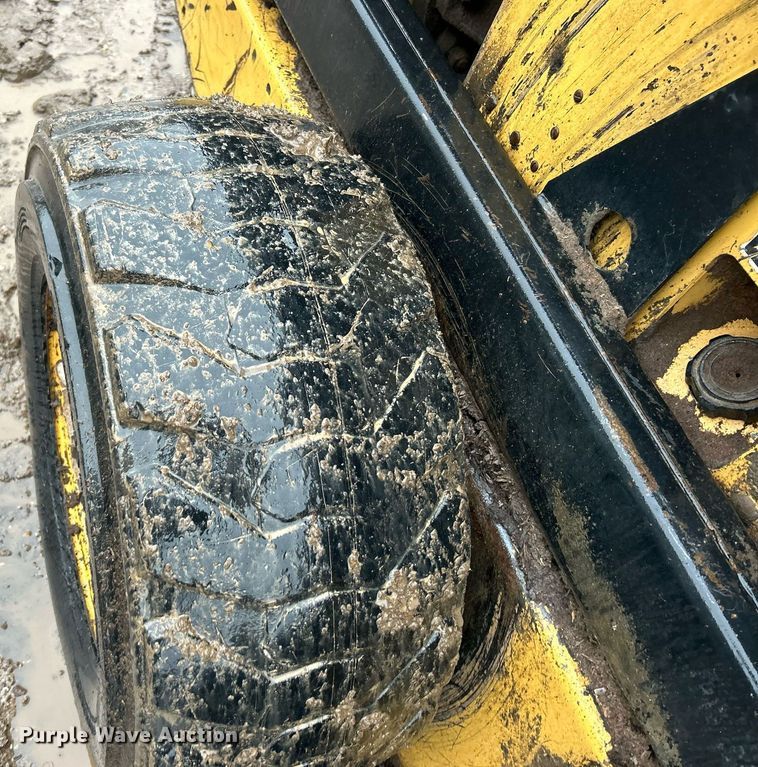 image for item NE9753 1993 New Holland L783 skid steer loader