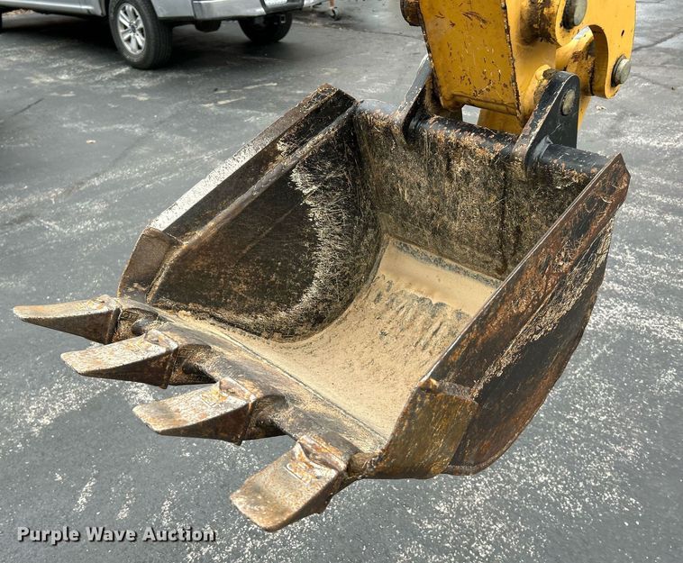 image for item NE9780 2010 Vermeer RTX750 vibratory cable plow