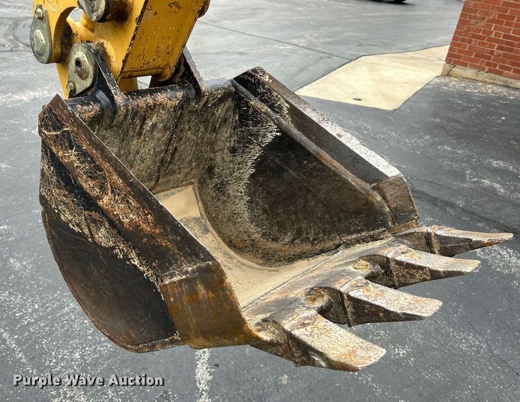 image for item NE9780 2010 Vermeer RTX750 vibratory cable plow