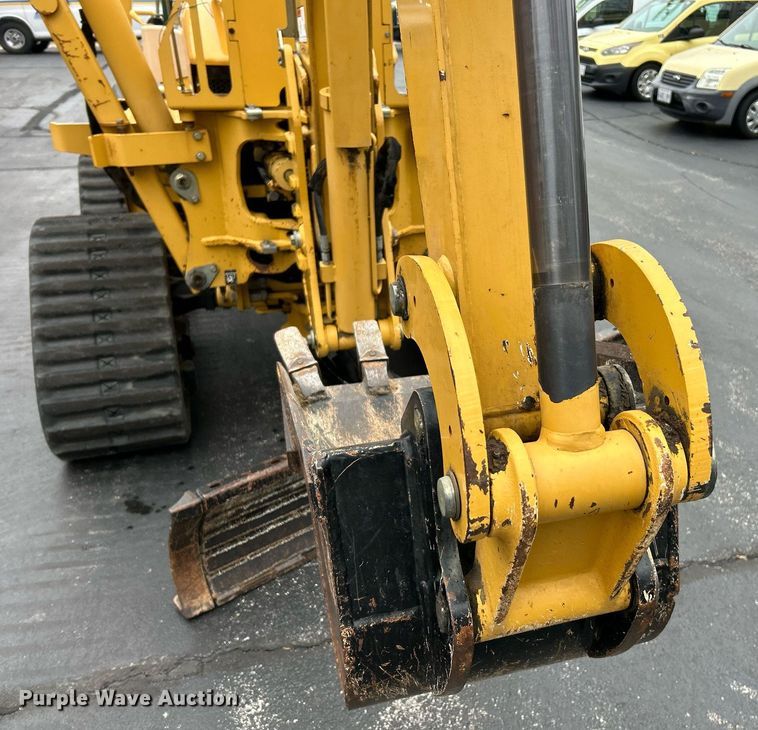 image for item NE9780 2010 Vermeer RTX750 vibratory cable plow